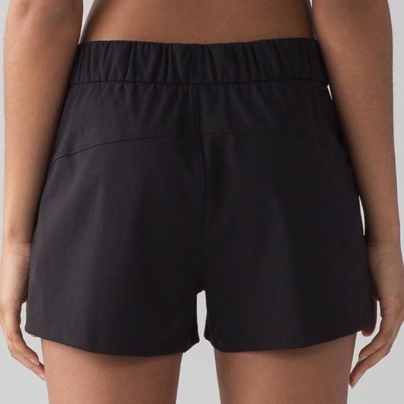 Lululemon On The Fly Short *Woven *2.5" Black (First Release) Size 6 - Picture 2 of 9